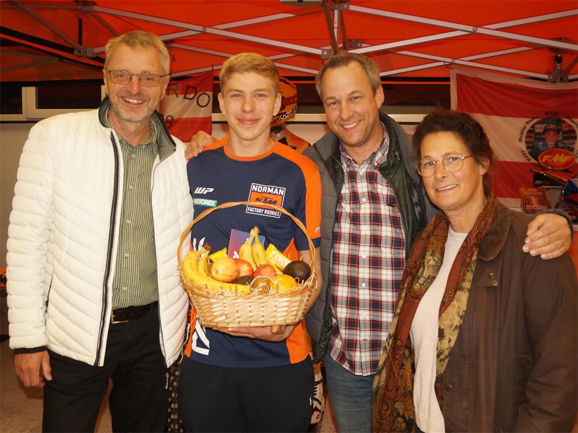 Amtsleiter Peter Pohl und Ricardo Bauer mit Bürgermeister Frank Wiemer und desse...