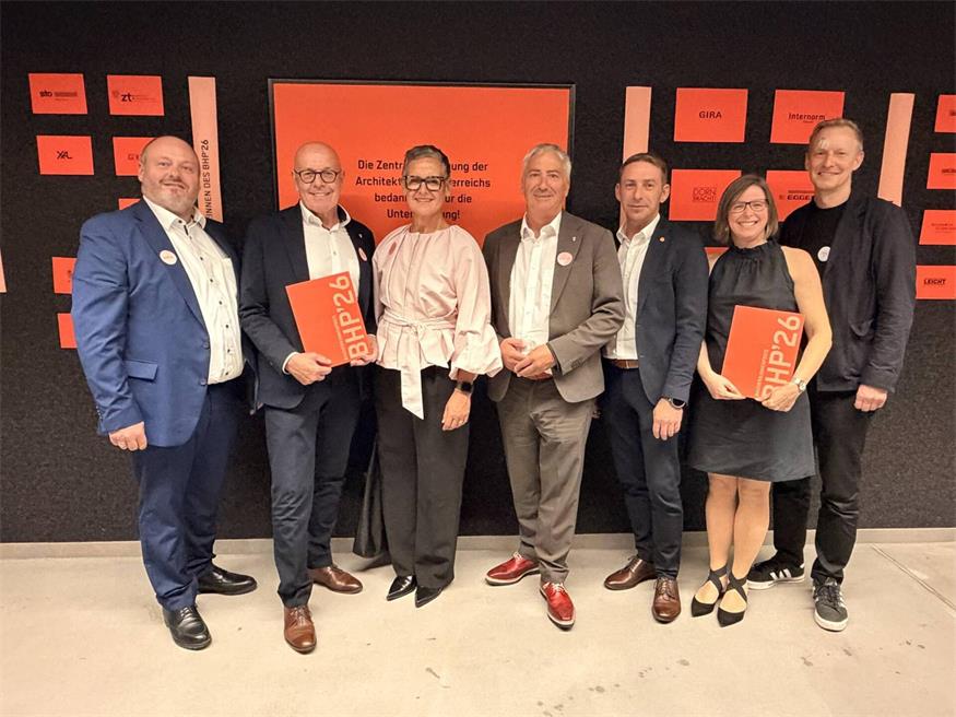 Amtsleiter Roland Poiger, Bürgermeister Georg Rosner, Volksschul-Direktorin Christina Frotschnig, Vizebürgermeister Michael Leitgeb, Thomas Rosner (Geschäftsführer PEB – Projektentwicklung Burgenland GmbH), Lucie Vencelidesová und Michael Anhammer vom Architekturbüro „Franz und Sue ZT GmbH“.