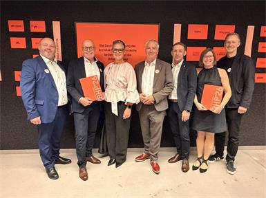 Amtsleiter Roland Poiger, Bürgermeister Georg Rosner, Volksschul-Direktorin Christina Frotschnig, Vizebürgermeister Michael Leitgeb, Thomas Rosner (Geschäftsführer PEB – Projektentwicklung Burgenland GmbH), Lucie Vencelidesová und Michael Anhammer vom Architekturbüro „Franz und Sue ZT GmbH“.
