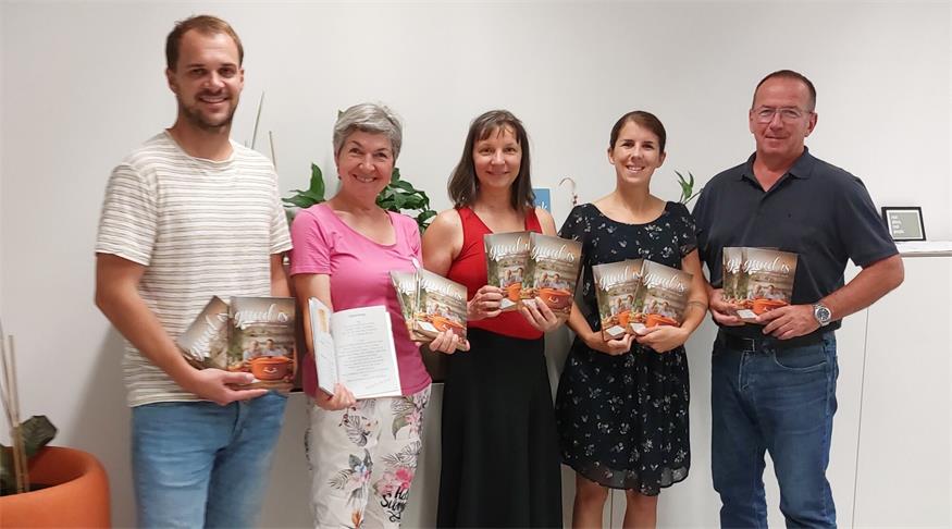 Amtsleiter Stefan Horvath, Sylvia Wimmer, Birgit Pekovits, Carola Pop und Bürgermeister Christian Weninger freuen sich auch über die druckfrischen Kochbücher.