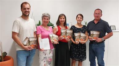 Amtsleiter Stefan Horvath, Sylvia Wimmer, Birgit Pekovits, Carola Pop und Bürgermeister Christian Weninger freuen sich auch über die druckfrischen Kochbücher.