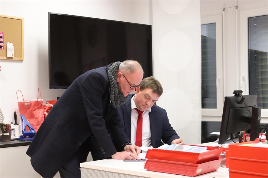 Analysierten die Zahlen. Kaisersdorfs Bürgermeister Horst Egresich mit seinem Weingrabener Amtskollegen Thomas Stoiber. 