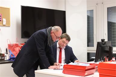 Analysierten die Zahlen. Kaisersdorfs Bürgermeister Horst Egresich mit seinem Weingrabener Amtskollegen Thomas Stoiber. 