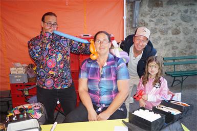 Andi Aichinger und Bea Aichinger mit spannenden Luftballontieren gemeinsam mit Rainhard und Mavie.