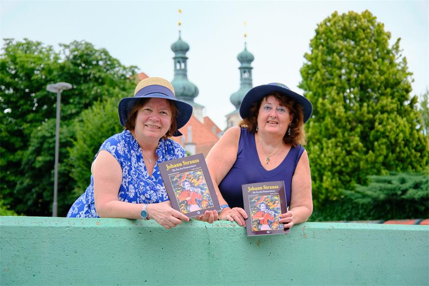 Andrea Glatzer und Ingrid Schramm veröffentlichten mit „Johann Strauss – Die Ära des Donauwalzers“ ihr nunmehr viertes Buch zusammen.
