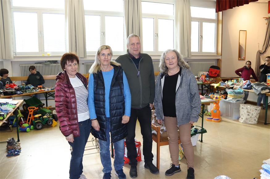Andrea Köllerer, Yveta Seidl, Georg Liko und Regina Schlögl vom Verein Dorf Aktiv freuten sich, dass viele Aussteller und Besucher zum Flohmarkt kamen. 