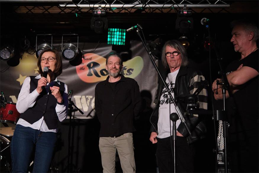 Andrea Konrath von der Burgenländischen Krebshilfe mit Stefan Haider, Christian Kiss und Hausherr Roland Gruber.