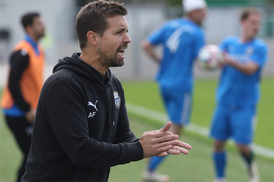 Andreas Feurer und seine Bad Sauerbrunner trainierten diese Woche noch einmal im Wetterkreuzstadion, um potenziellen Neuzugängen auf die Beine zu schauen. Foto: Martin Ivansich