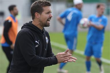 Andreas Feurer und seine Bad Sauerbrunner trainierten diese Woche noch einmal im Wetterkreuzstadion, um potenziellen Neuzugängen auf die Beine zu schauen. Foto: Martin Ivansich