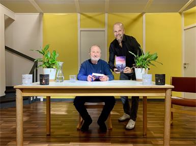 ·Andreas Geistlinger (l.) las vor und Pfarrer Stefan Grauwald (r.) stellte Fragen.