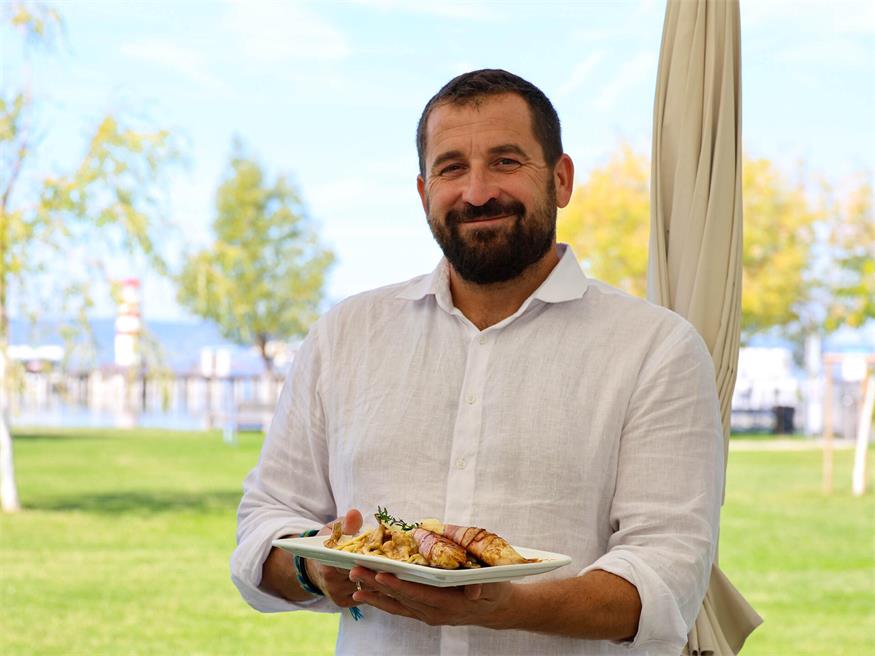 Andreas Karner, Chef des Seewirts in Podersdorf, servierte die Hühnerfilets auf der bezaubernden Terrasse des Restaurants.