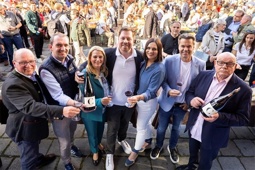 Andreas Liegenfeld, Herbert Oschep, Daniela Winkler, Daniel Serafin, Astrid Eisenkopf, Didi Tunkel und Wolfgang Böck stießen auf ein erfolgreiches Kul(t)inarium 2025 an.