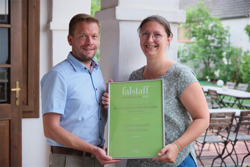Andreas und Christine Glück freuen sich über die Auszeichnung „Bester Heuriger im Burgenland“ für ihre Podersdorfer Weinstuben.