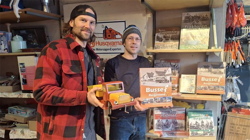 Andreas und Patrick Pingitzer übernahmen die Eisenwarenhandlung von Vater Norbert Pingitzer, dort ist das Buch erhältlich.