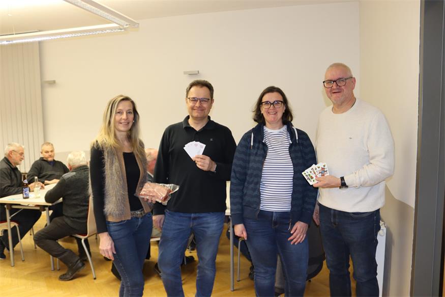 Angelika Greiner, Thomas Bleier sowie Alexandra und Christoph Werkovits freuten sich über viele Teilnehmer beim Schnitzelfleischschnapsen im Gemeindehaus. 