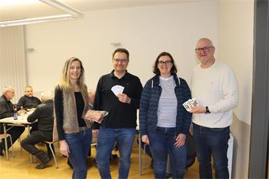 Angelika Greiner, Thomas Bleier sowie Alexandra und Christoph Werkovits freuten sich über viele Teilnehmer beim Schnitzelfleischschnapsen im Gemeindehaus. 