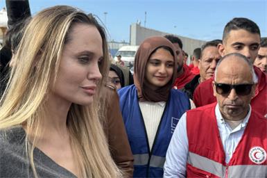 Angelina Jolie mit Mitarbeitern des Roten Halbmonds in Rafah
