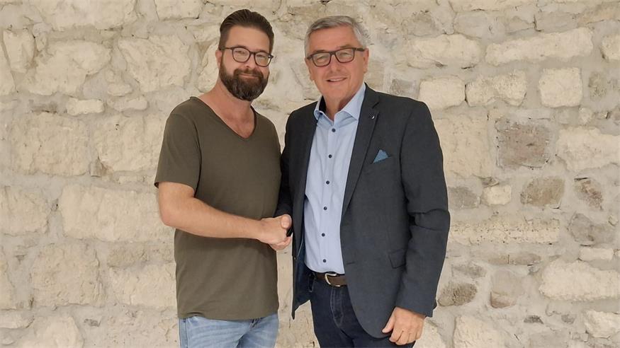 Angelobt. Bürgermeister Helmut Hareter (r.) mit dem neuen Ersatzgemeinderat der SPÖ, Mario Marz (l.).