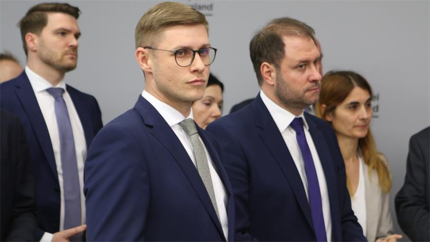 Angespannte Lage am Wahlsonntag. ÖVP-Landesobmann Christian Sagartz (r.) und Landesgeschäftsführer Patrik Fazekas mit ihrem Team.