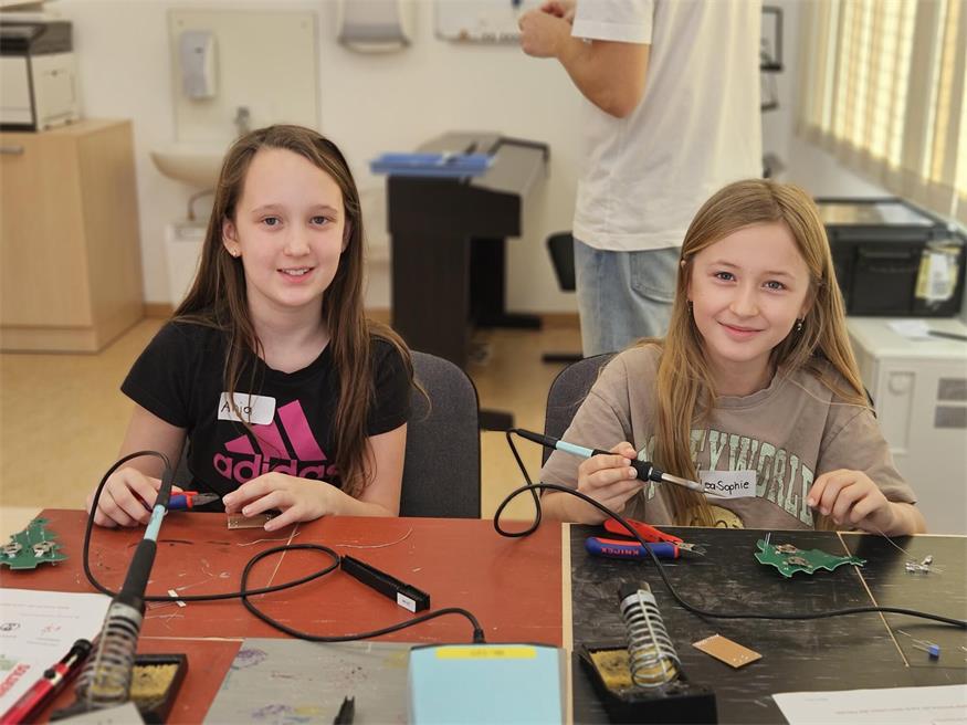 Leuchtende Ideen beim Tag der Elektronik mit der HTL Pinkafeld
