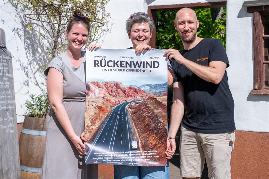 Anna Gsellberger, Renate Frank und Moses Gsellberger laden zum Filmabend in der Netzwerkschmiede.