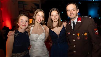 Anna-Sophie Gmaschich, Sara und Emma Mariel sowie Gerald Fabsits in Ballkleid und Uniform.