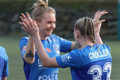 Anna Tauschmann (l.) klatschte mit Dreifachtorschützin Bianca Gröller ab. Die FC Süd-Mädels gewannen deutlich.