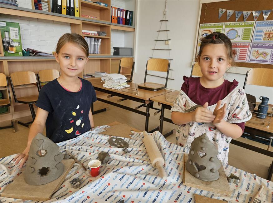 Anna und Ylva beim Herstellen des weihnachtlichen Windlichts.