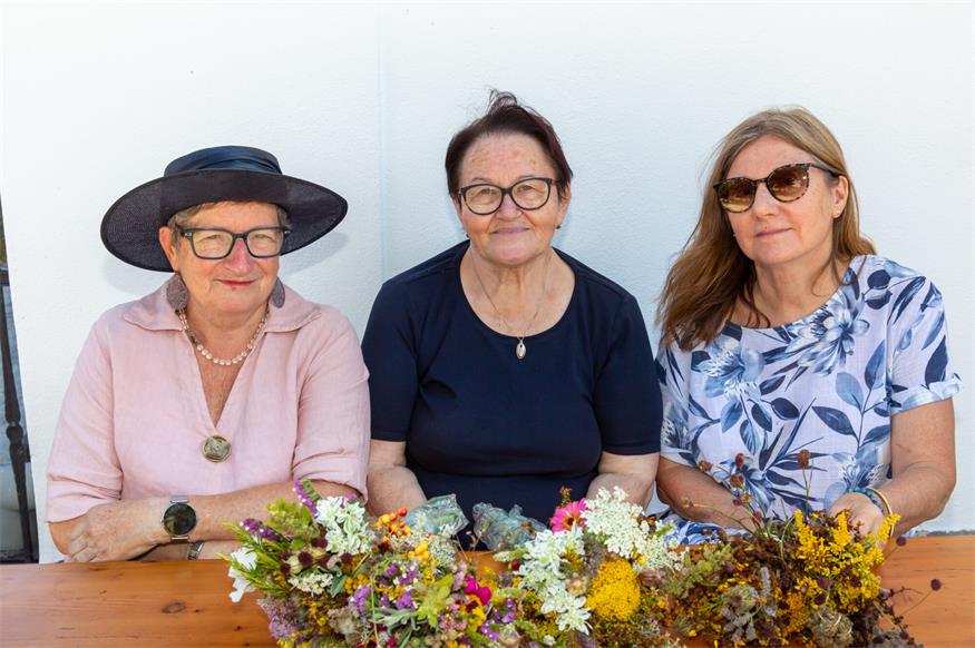 Annemarie Lang, Sylvia Sperker und Irene Maria Csuk ließen beim Pfarrfest Maria Bild ihre wunderschön arrangierten Kräuter segnen.