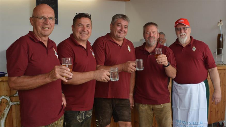 Anstoß. Günther Seidl, Obmann Christian Ries, Marin Klicker, Gerhard Karassowitsch und Manfred Reinprecht (v.l.) stießen auf das gelungene Fest an.