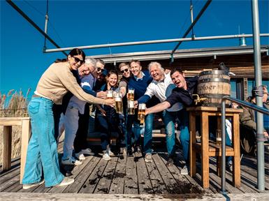 Anstoßen auf den Sommer: Jacqueline Sautner, Bürgermeister Heinrich Hareter, Lucas Lammel (Nils am See & Atelier 7121), Baptist Niessl (Club 119) Vera Mayer-Tösch (das Fritz am See), Felix Hiebeler (boats2sail), Gerhard Polak (Erfinder des Summer Openings seit 1998), Thomas Humer (Hafenlounge) und Markus Sautner (Golser Bier)