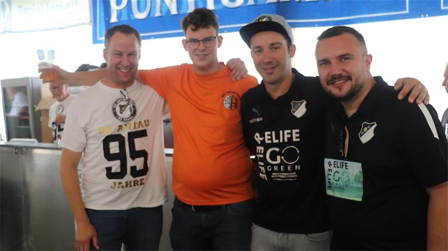 Antaus ÖVP-Bürgermeister Frank Wiemer, mit „Steggi“ aus der Partnergemeinde Hellmitzheim sowie Karl Gerdenich (Obmann des SV Antau) sowie Trainer Vinko Kopic. Drei Tage lang wurde das Jubiläum zum 95-jährigen Bestehens des Vereins sowie 30 Jahre Partnerschaft mit den Freunden aus Deutschland gefeiert. 