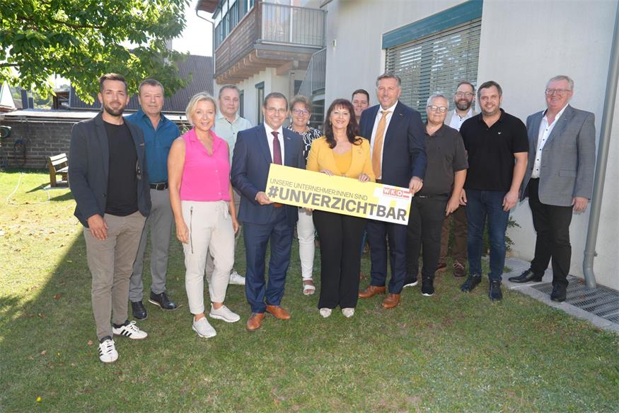 Anton Zolles, Franz Erhardt, Petra Herz (Frau in der Wirtschaft), Christoph Grünwald, Wirtschaftskammerpräsident Andreas Wirth, Gabriele Fasching, Regionalstellenobfrau Martina Mohapp, Bernhard Hackl (Junge Wirtschaft), Wirtschaftskammerdirektor Harald Schermann, Viktor Emmer, Andreas Putz, Franz Drescher und Regionalstellenleiter Freddy Fellinger vertreten die Wirtschaft im Bezirk.