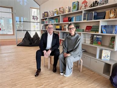 Antrittsbesuch in der Volksschule. Bürgermeister Georg Rosner und Direktorin Christina Frotschnig.