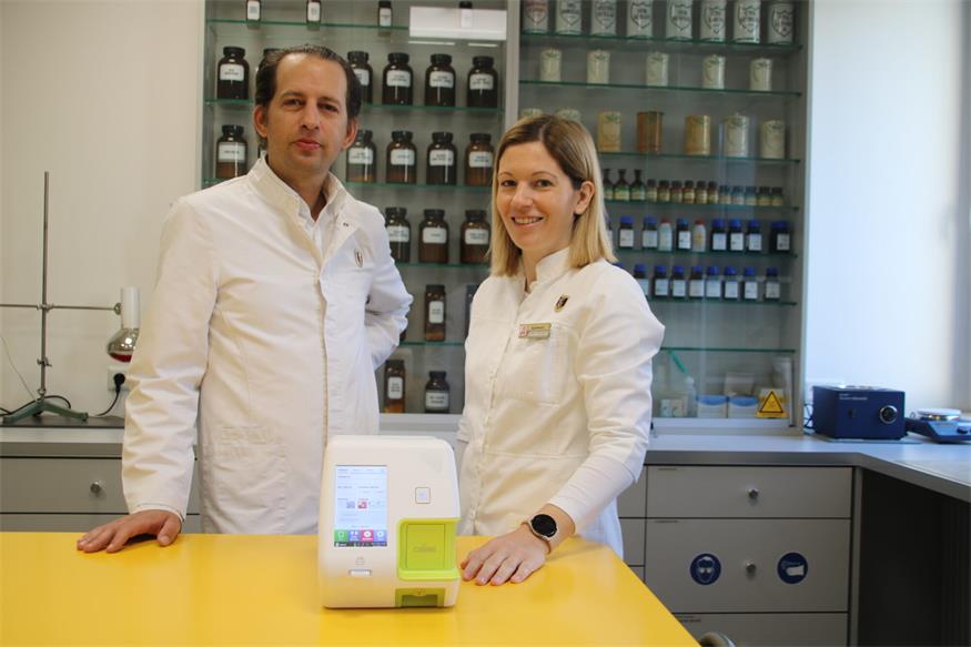 Apotheker Clemens Szczepanski und Pharamzeutin Ágota Dévai Bauer bieten in der Apotheke zum Mohren mit dem neuen Analysegerät einen niederschwelligen Zugang zu Messungen an. 