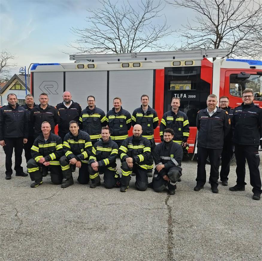 Applaus für die fünf Feuerwehrmänner, die mit Erfolg die technische Leistungsprüfung absolvierten.