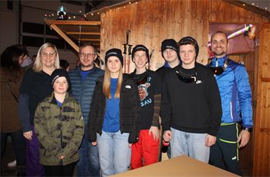 Après Ski-Stimmung. Julia Huber, Kommandantstellvertreter Martin Giefing und Kommandant Andreas Rabel mit Fabio Kraill, Clara Rosnak, Tobias Schmidt, Philipp Perchtold und Niklas Pinter.