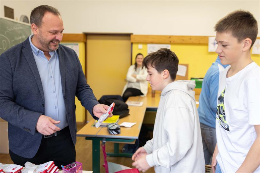 Arbeiterkammer-Vizepräsident Mathias Rehrl mit Schülern der Mittelschule Lockenhaus bei einem der bisher 33 Workshops.