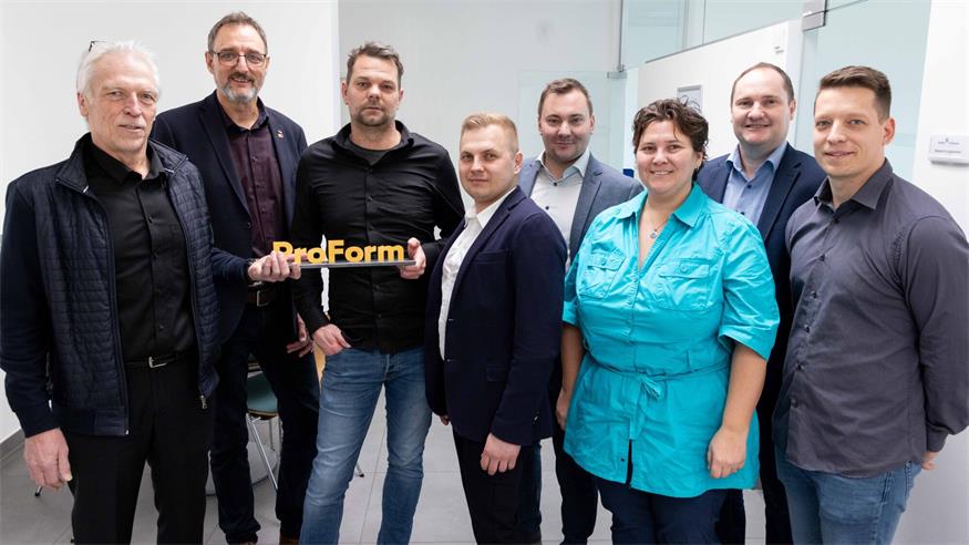 Arbeiterkammerpräsident Gerhard Michalitsch, Vizebürgermeister Michael Strass und ÖGB-Regionalsekretär Andreas Holzer mit Vertretern der Firma ProForm.