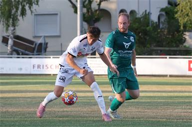 Arbeitssieg! Milos Angelovic (l.) und seine Golser mühten sich in Breitenbrunn (r. Daniel Gruber) zu einem 3:1-Erfolg.