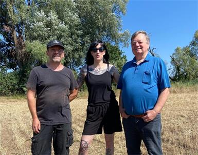 Archäologin Manuela Thurner mit Heimatforscher Franz Lang (re.) und Mario Wallner (li.) von Geosphere Austria. Foto: Stadtgemeinde Güssing/Keglovits