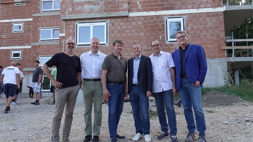 Architekt Martin Schwartz, OSG-Aufsichtsrat Andreas Krutzler, Bürgermeister Hannes Heisz, Pfnier Bau-Geschäftsführer Frank Pfnier, 1. Vizebürgermeister Nikolaus Dominkovits und OSG-Geschäftsführer Alfred Kollar feierten traditionell die Dachgleiche.