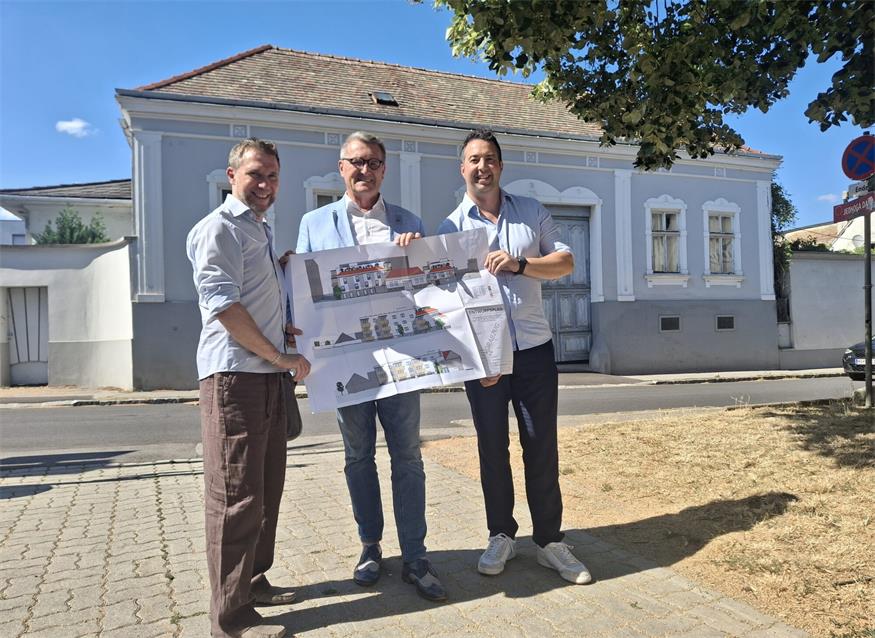Architekt Norbert Reithofer (Team Plankraft), OSG-Geschäftsführer Alfred Kollar und Thomas Szlavich (Mitglied des OSG-Aufsichtsrats) präsentieren die Pläne. Im Hintergrund ist jenes Gebäude zu sehen, dessen Bestand erhalten bleiben wird.