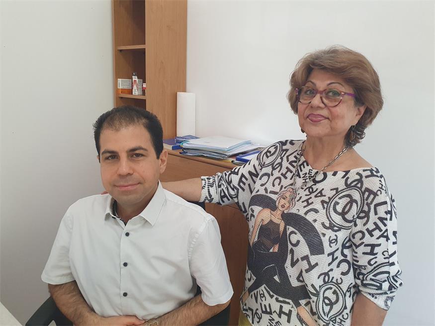 Armin Nad mit seiner Mutter Mahnaz Nad im Herbst 2023, als er die Ordination in Bruckneudorf eröffnete. 