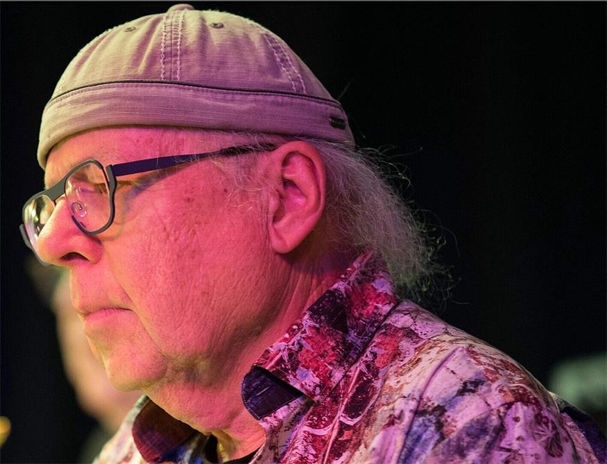 Arthur Fandls Vortrag verbindet Musikgeschichte mit kulturellen Erlebnissen und führt das Publikum in die Welt des Maharishi Mahesh Yogi, bei dem die Beatles ihre Meditation praktizierten. Auch der Einfluss der indischen Kultur auf die Musik der Beatles wird dabei thematisiert.