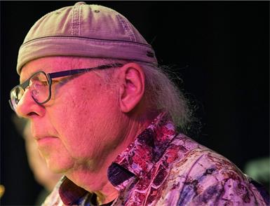Arthur Fandls Vortrag verbindet Musikgeschichte mit kulturellen Erlebnissen und führt das Publikum in die Welt des Maharishi Mahesh Yogi, bei dem die Beatles ihre Meditation praktizierten. Auch der Einfluss der indischen Kultur auf die Musik der Beatles wird dabei thematisiert.