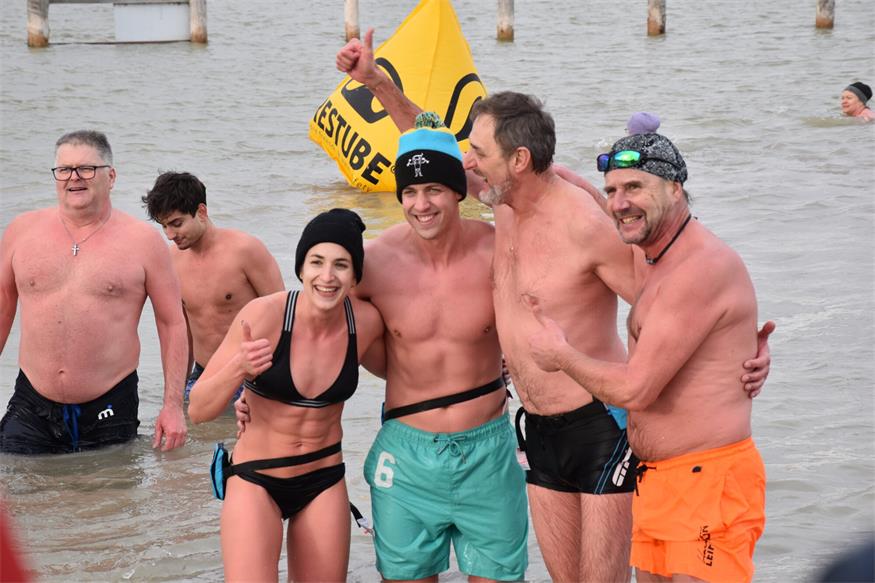 Coole Aktion: Eisschwimmen in der Ruster Bucht
