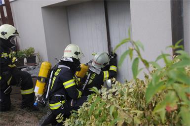 Auch Atemschutztrupps wurden zur Brandbekämpfung eingesetzt.