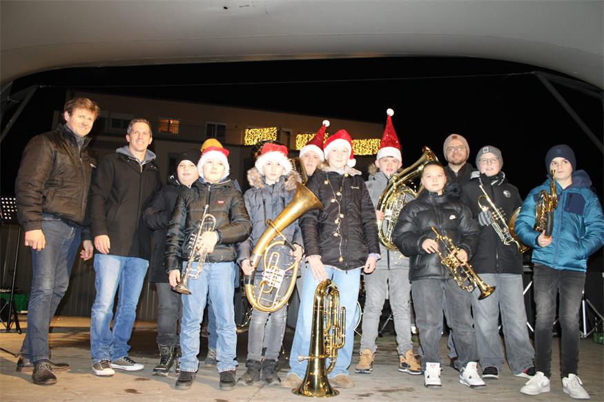 Auch Bürgermeister Johann Heisz ließ sich das Konzert des Jugendorchesters - im Bild einige Jugendliche mit Bezirksjugendreferent Manfred Wiedenhofer und seinen Kollegen - nicht entgehen.
