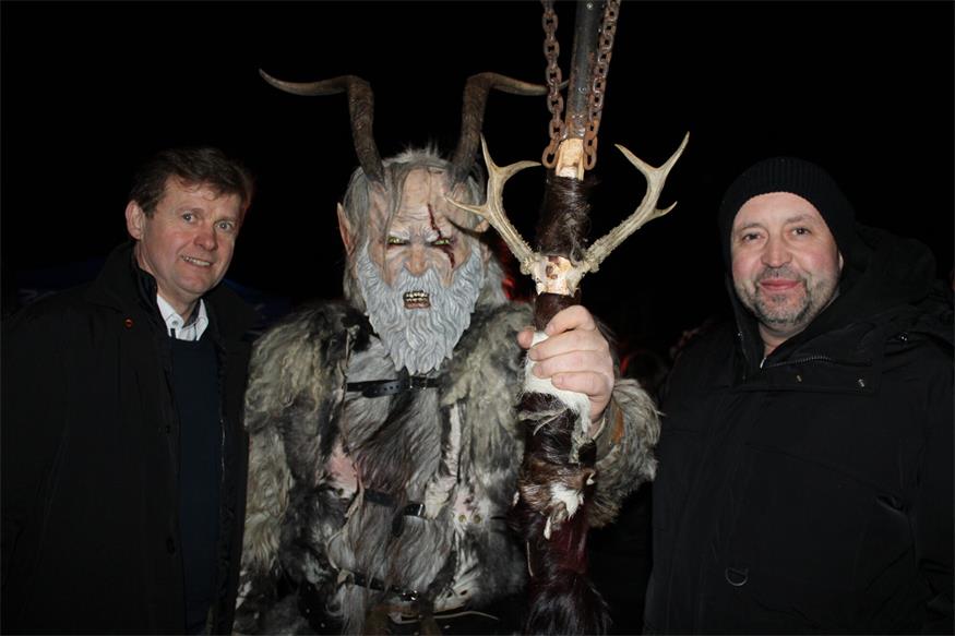 Auch Bürgermeister Johann Heisz und Stadtrat Thomas Schmidt ließen sich den Krampuslauf nicht entgehen.